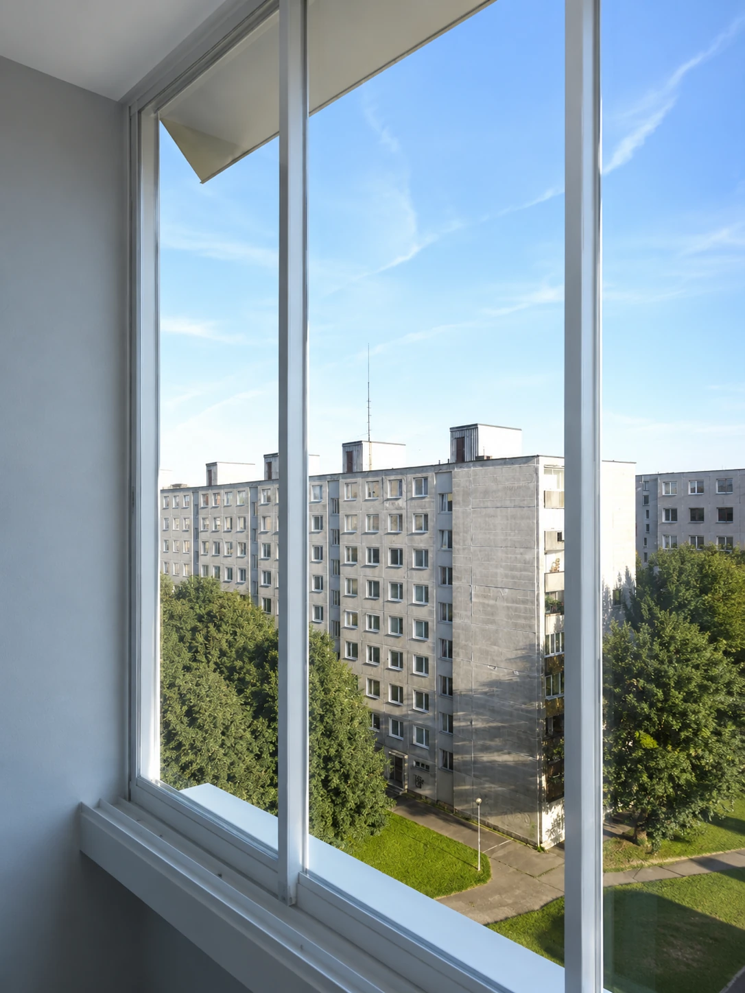Výhľad cez zasklený balkón