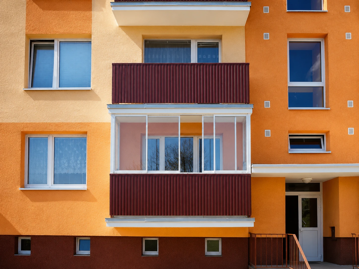 Moderná fasáda so zaskleným balkónom